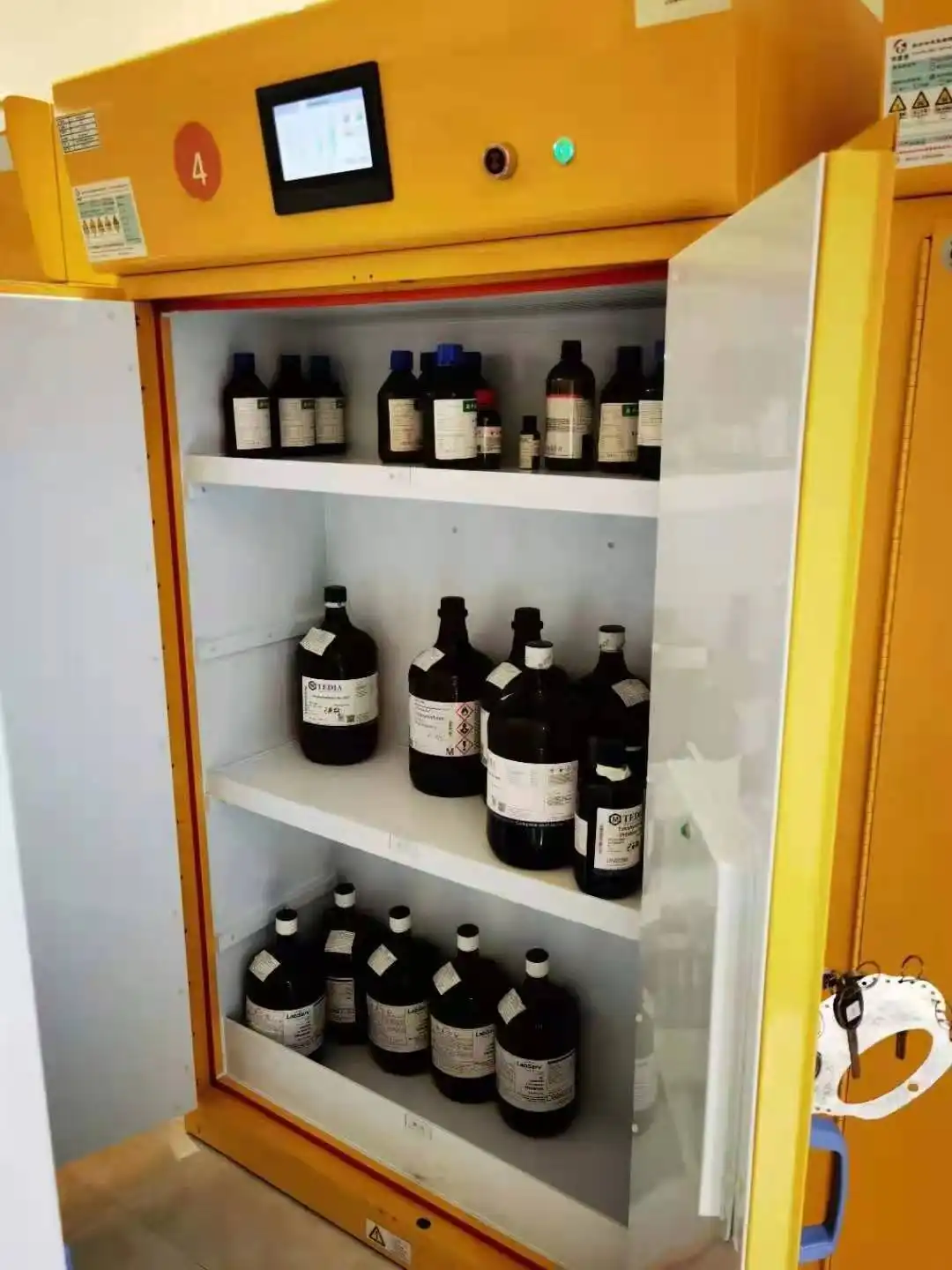 Do flammable liquid storage cabinets need to be vented?